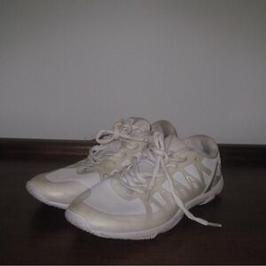 Varsity double edge 2 women’s cheer shoes. Size 8 
Worn at competitions